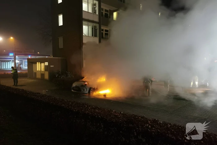 Auto volledig verwoest door brand