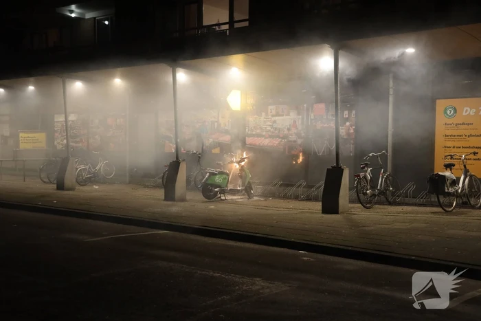Deelscooter verwoest door brand