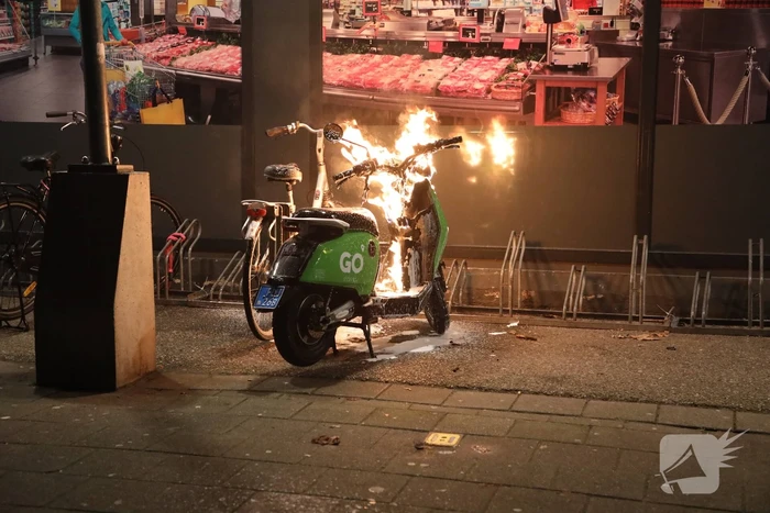 Deelscooter verwoest door brand