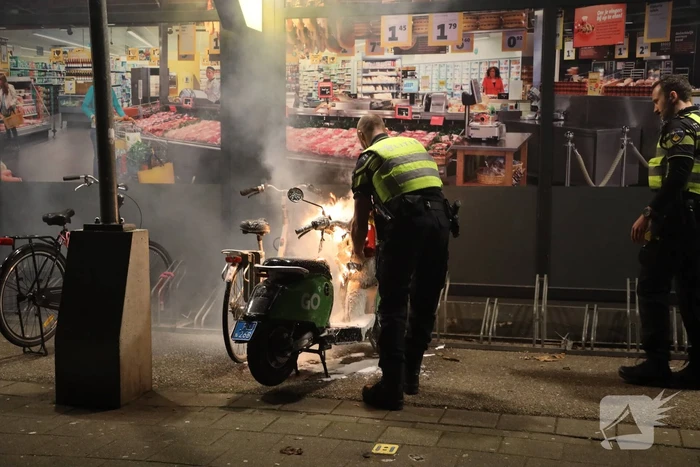 Deelscooter verwoest door brand
