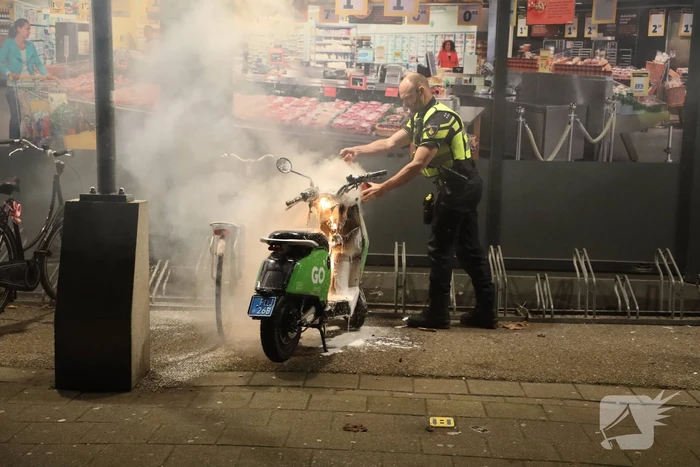 Deelscooter verwoest door brand
