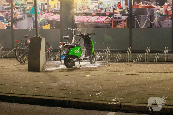 Deelscooter verwoest door brand