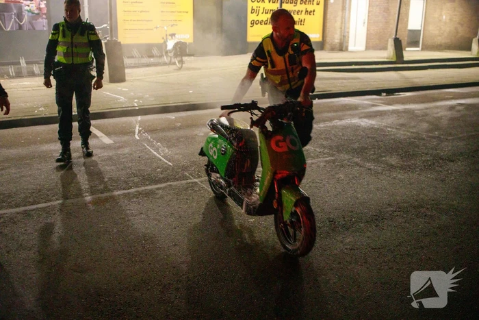 Deelscooter verwoest door brand