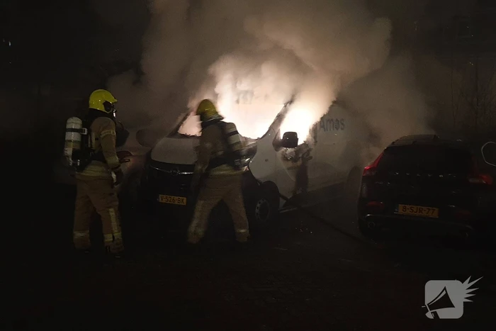 Bestelbus verwoest door brand