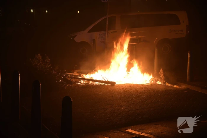 Brandweer voorkomt brandoverslag naar auto