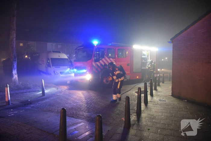 Brandweer voorkomt brandoverslag naar auto
