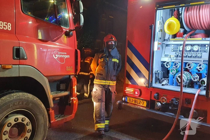 Brandweer blust brandend afval