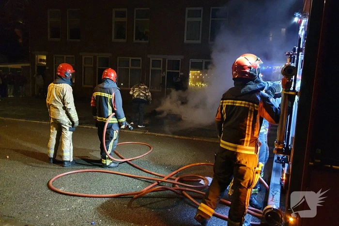 Brandweer blust brandend afval