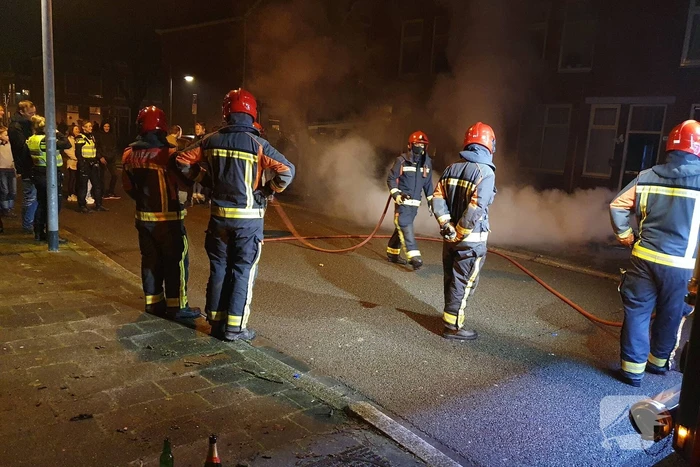 Brandweer blust brandend afval