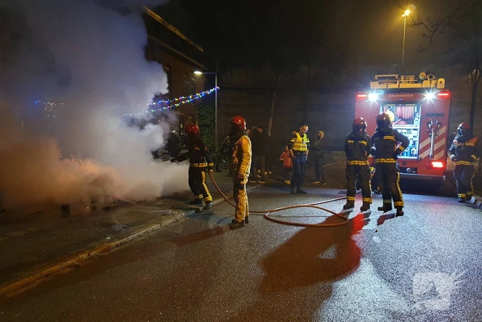 Brandweer blust brandend afval