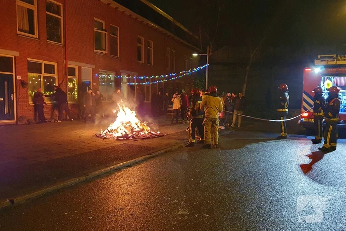 Brandweer blust brandend afval