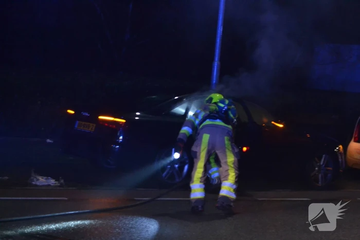 Auto brandt volledig uit
