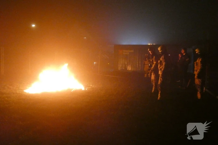 Berg bouwafval uitgebrand