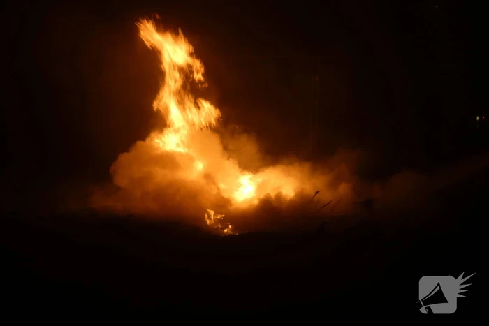 Berg bouwafval uitgebrand