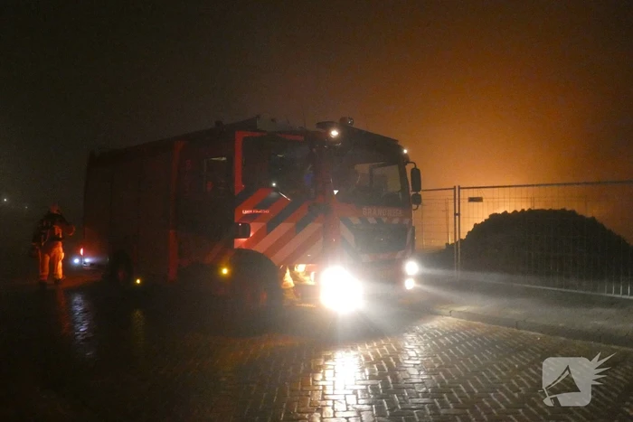 Berg bouwafval uitgebrand