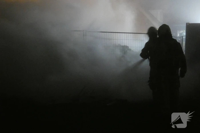 Berg bouwafval uitgebrand