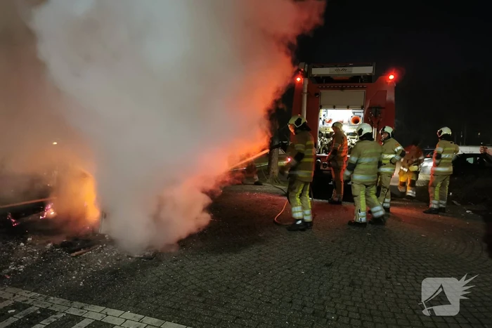 Berg afval in brand gestoken