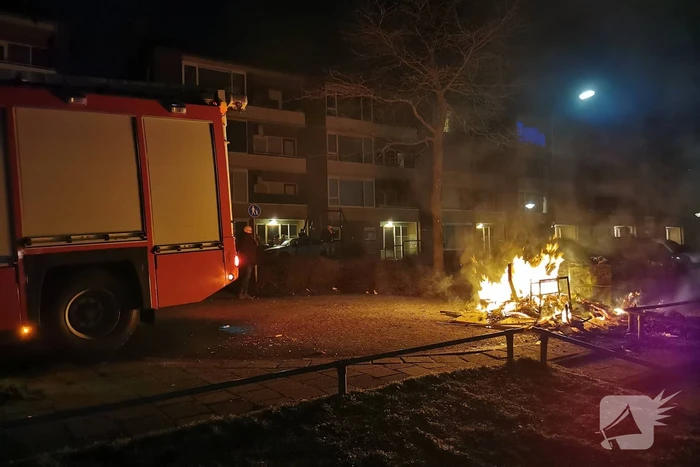 Berg afval in brand gestoken