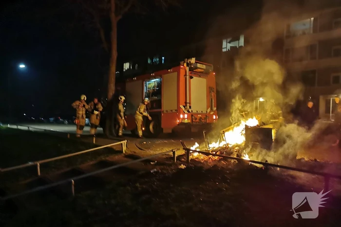 Berg afval in brand gestoken