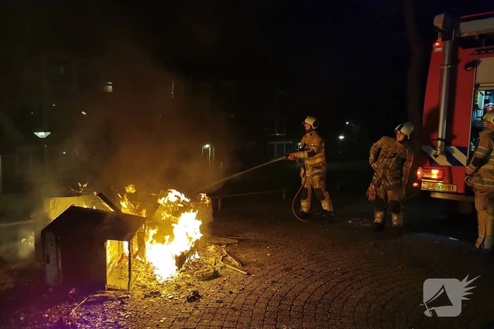Berg afval in brand gestoken