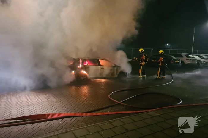 Auto volledig verwoest door brand