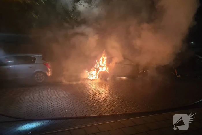 Auto volledig verwoest door brand