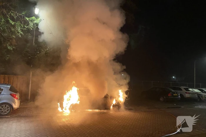 Auto volledig verwoest door brand