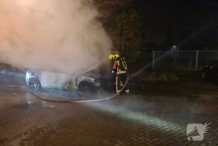 Auto volledig verwoest door brand