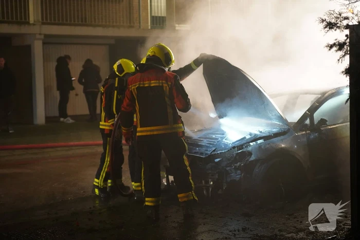 Auto volledig verwoest door brand