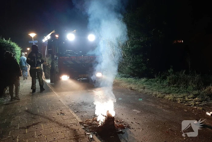 Vuurwerkafval in brand en snel geblust