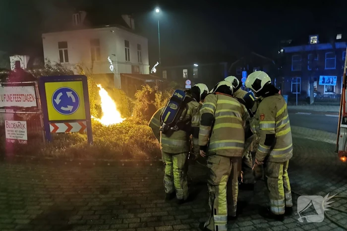 Beren op rotonde opgeblazen door vuurwerk