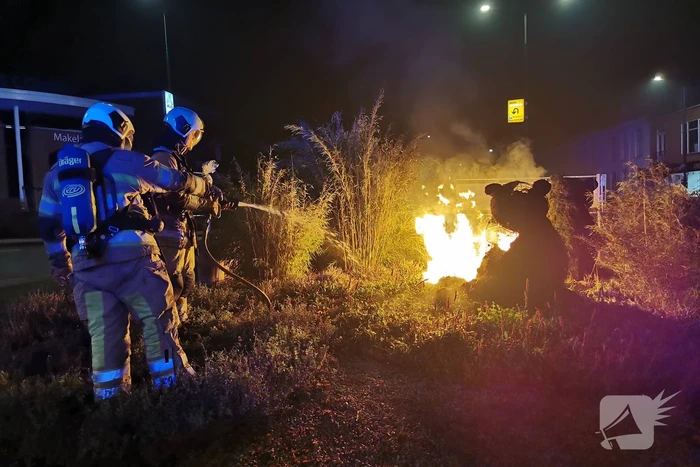 Beren op rotonde opgeblazen door vuurwerk