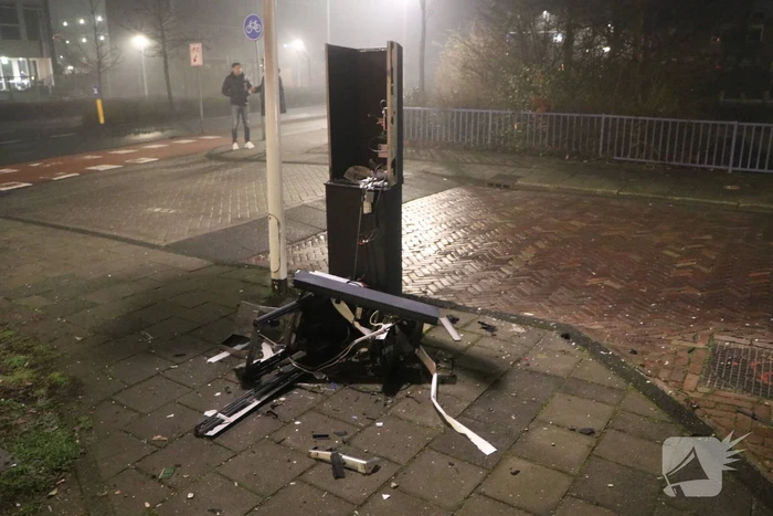 Scooter en parkeerautomaat verwoest door brand