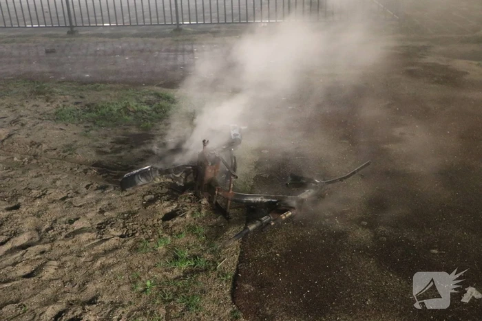 Scooter en parkeerautomaat verwoest door brand