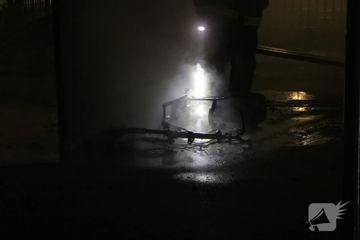 Scooter en parkeerautomaat verwoest door brand