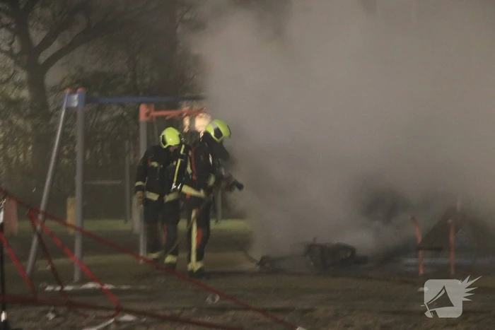 Scooter en parkeerautomaat verwoest door brand