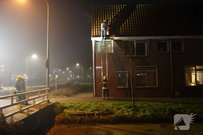 Dakpannen los op dak van woning
