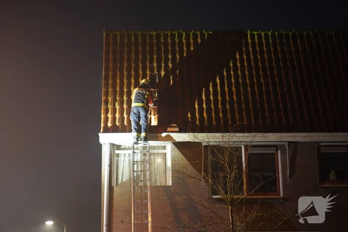 Dakpannen los op dak van woning