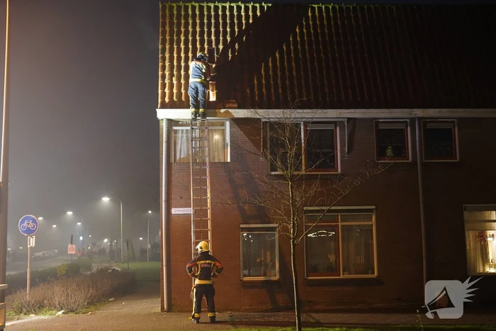 Dakpannen los op dak van woning