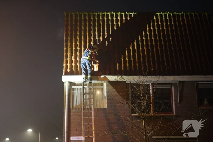 Dakpannen los op dak van woning