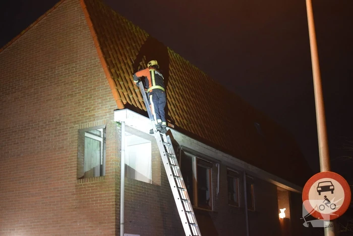 Dakpannen los op dak van woning