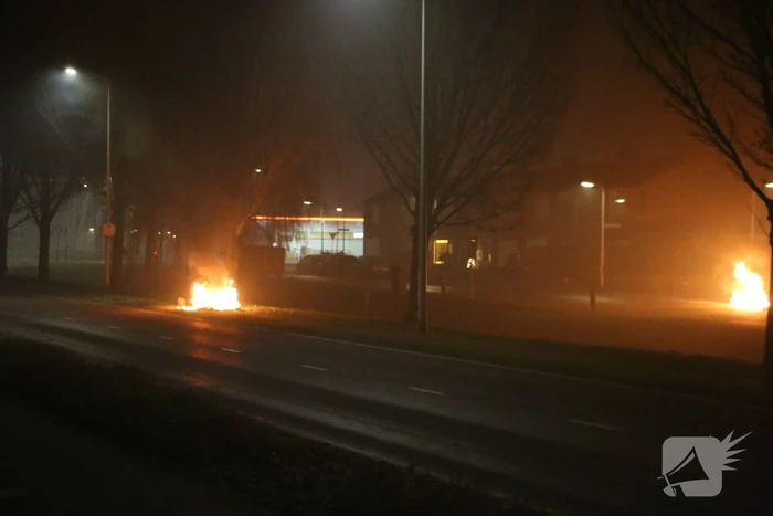 Brandweer blust twee vreugdevuren
