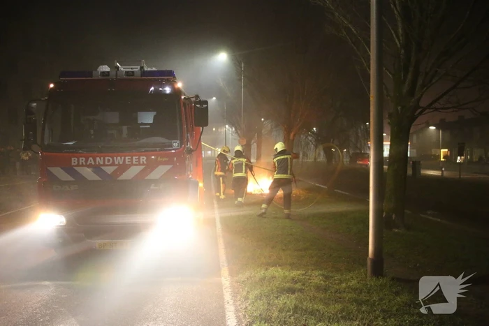 Brandweer blust twee vreugdevuren