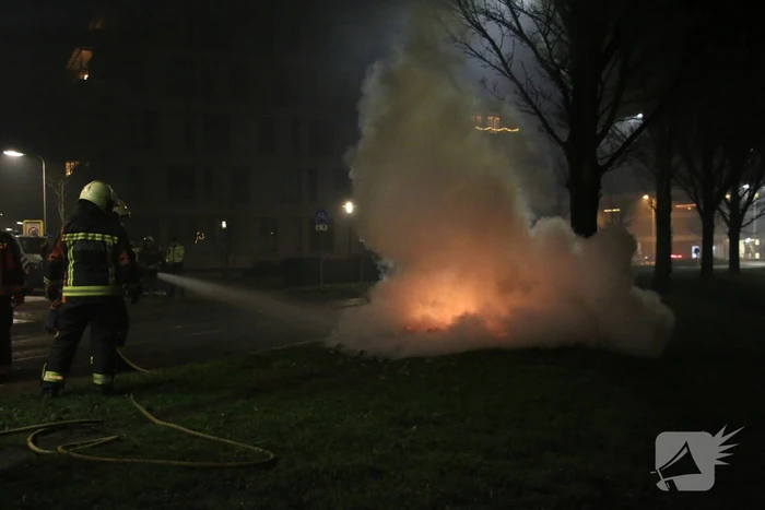 Brandweer blust twee vreugdevuren