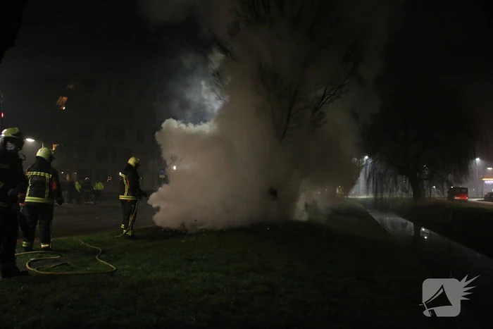 Brandweer blust twee vreugdevuren