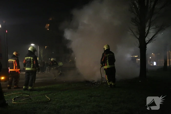 Brandweer blust twee vreugdevuren