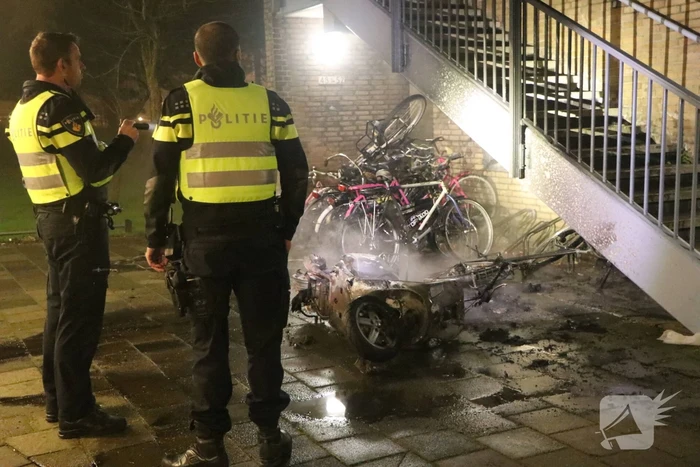 Opnieuw scooter in brand gestoken