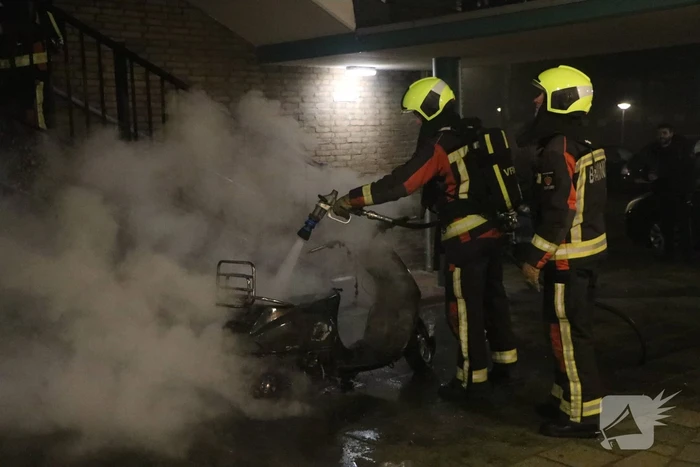 Opnieuw scooter in brand gestoken