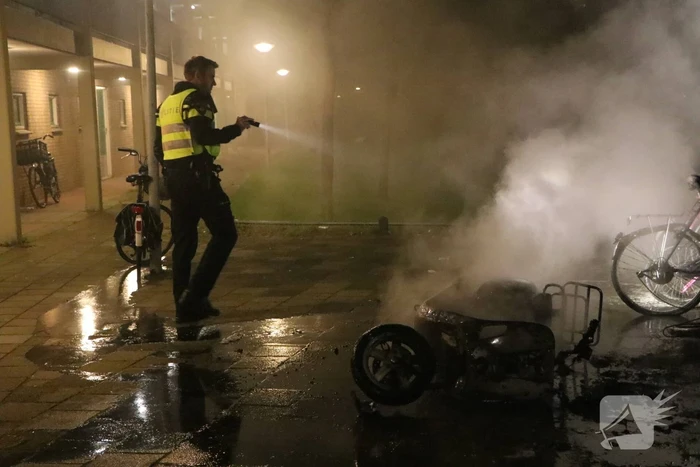 Opnieuw scooter in brand gestoken