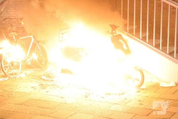 Opnieuw scooter in brand gestoken
